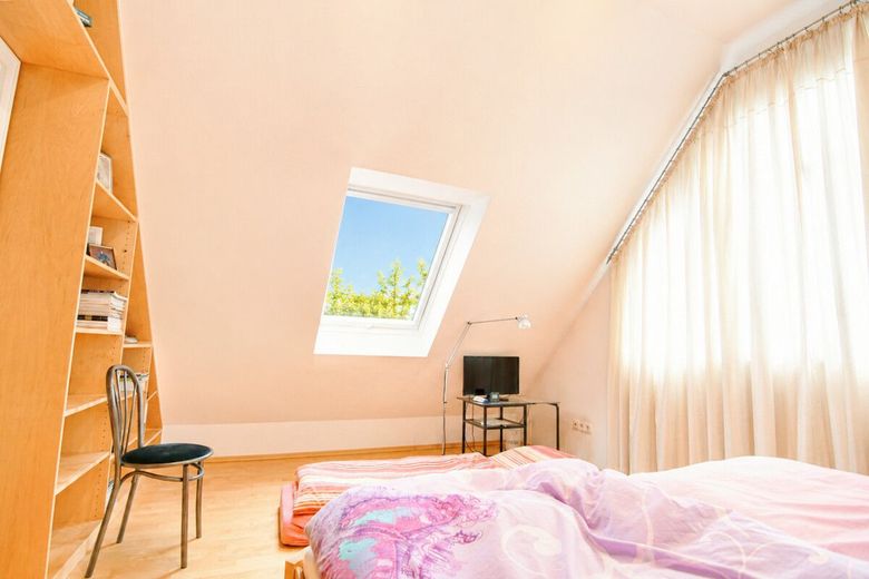 Elegante 3 - 4 Zi Maisonette mit Galerie mitten in Königstein – Schlafzimmer 1
