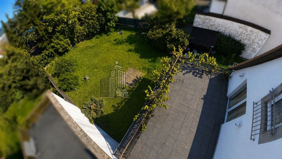 ATIK: Saniertes Ein- bis Zweifamilienhaus mit großem Grundstück und vielseitigem Nutzungspotenzial – Drohnenaufnahme