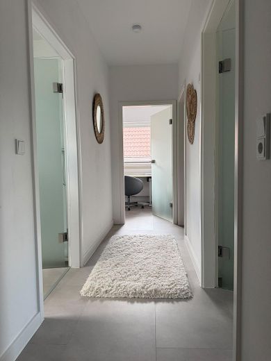 Modernes, sofort bezugsfertiges Haus in Oldenburg in Holstein – Flur oben