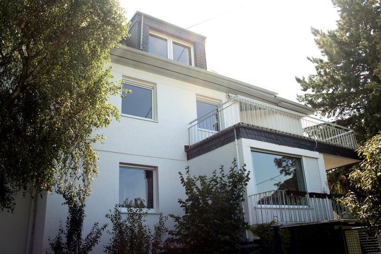 Affascinante villa su un ampio terreno divisibile, con alberi secolari e posizione elevata senza possibilità di edificazione antistante – Lesezimmer Außenansicht