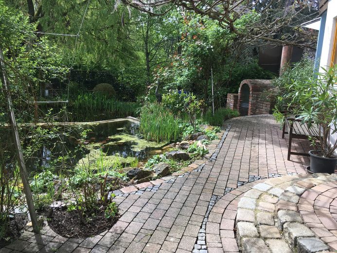 Am Waldrand gelegenes Einfamilienhaus mit ELW und parkähnlichem Garten – Foto 45