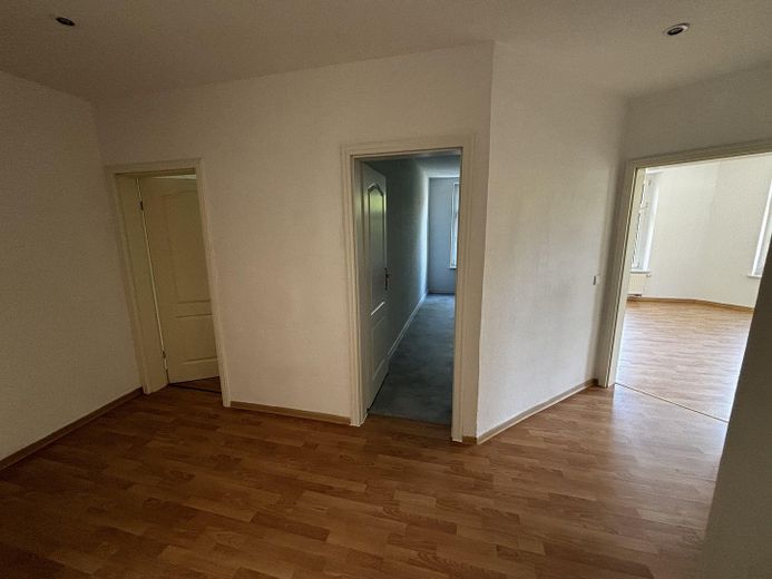 Luminoso appartamento di 3 locali con ascensore, nuova cucina componibile e bagno rinnovato – Flur und separate Zugänge