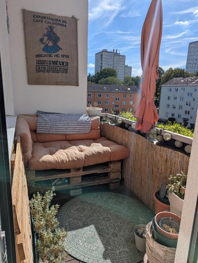 | Solide Rendite Nahe MIRA | Intelligenter 4-Zimmer-Schnitt mit Sonnenausrichtung | – Balkon