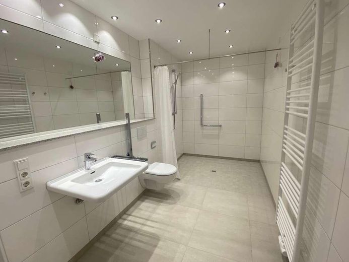 Wunderschöne 2 Zimmer Wohnung mit Sonnen-Terrasse in Troisdorf-Sieglar – Badezimmer