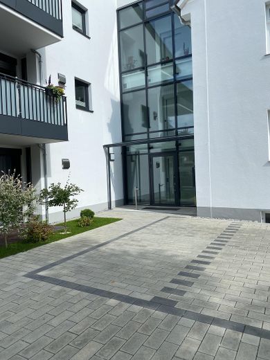 Eingang mit Aussenstellplatz