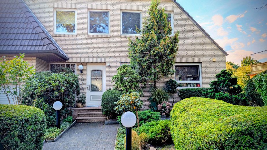 Hauseingang mit Vorgarten