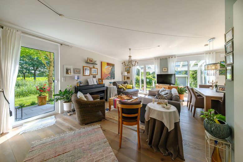 Oberneuland: Like-new end-of-terrace house with green views, roof terrace – commission-free – Wohnbereich mit Gartenblick