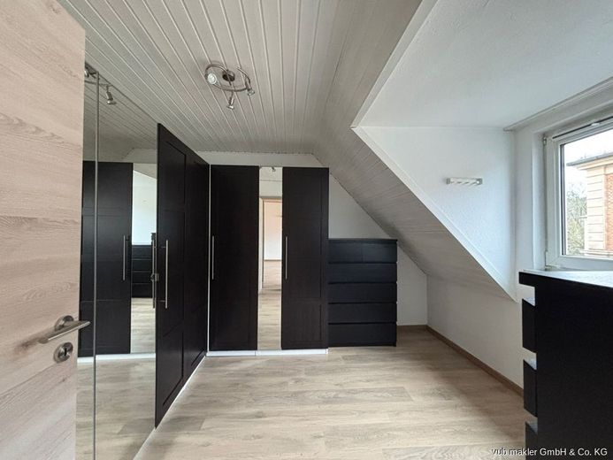 Reihenmittelhaus in zentraler Lage von Naila bietet ein großzügiges Zuhause – VUB0002349-13