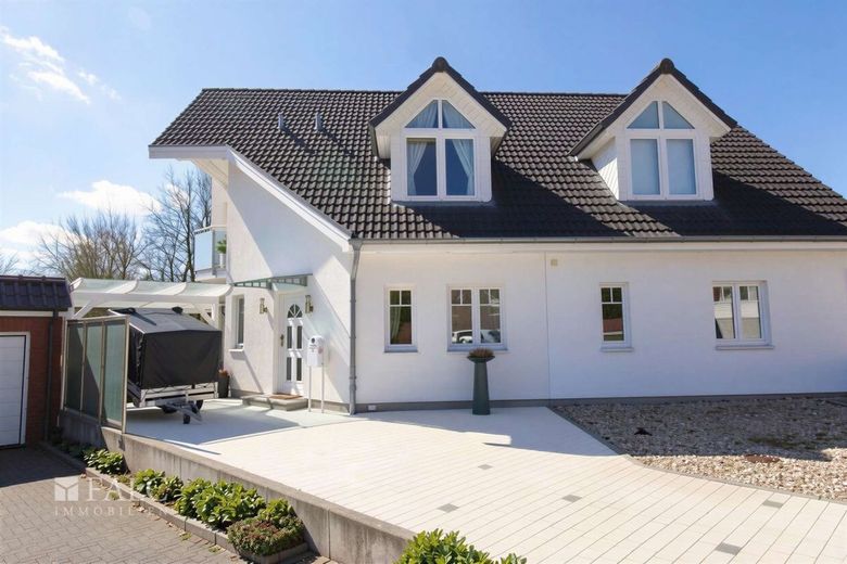 +++ Exklusive Doppelhaushälfte: Wohndesign trifft auf Familien-Idylle +++ – Frontansicht