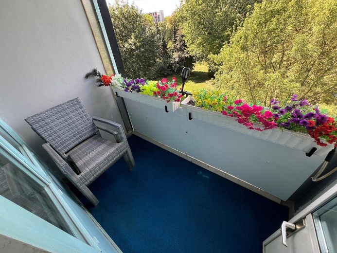 Apartamento de 2 habitaciones disponible para ocupar en el Hansaviertel – Balkon 2_Wohnzimmer