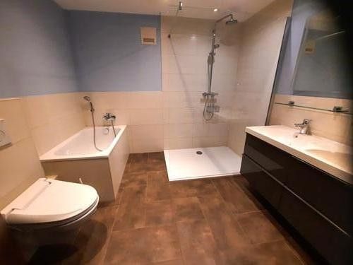 Bad mit Wanne und Dusche