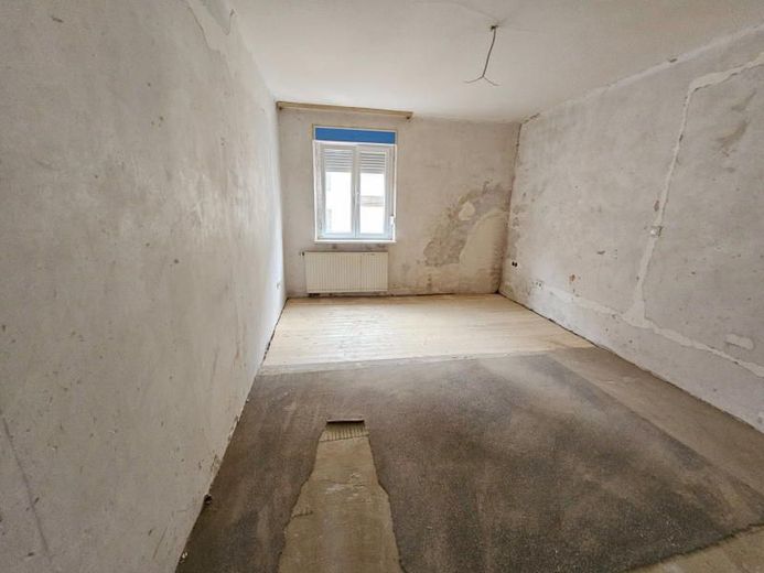 Renovierungsbedürftiges 4 Fam.-Mehrfamilienhaus in zentraler Lage – Bild 4