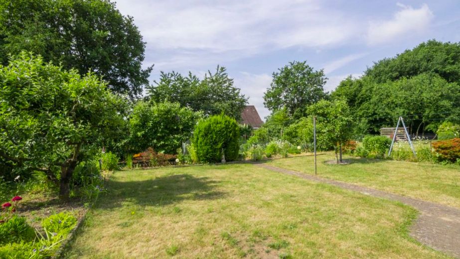 Mehrfamilienhaus in Itzehoe kaufen – 3 Wohnungen + Gewerbe, voll vermietet – Garten