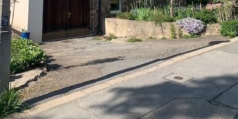 Grünhain'de satılık geniş, tam mobilyalı 2,5 odalı daire – Hausansicht