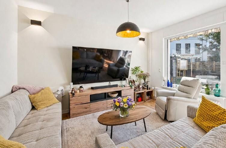 Reihenhaus – Hochwertig saniert und mit modernster Technik ausgestattet – Wohnzimmer 1