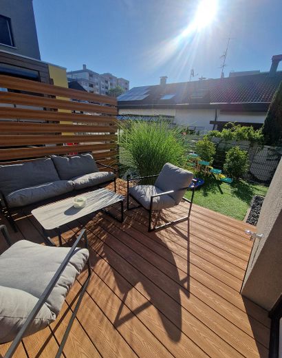 Moderno casa a schiera d'angolo in posizione adatta alle famiglie – Terrasse & Garten