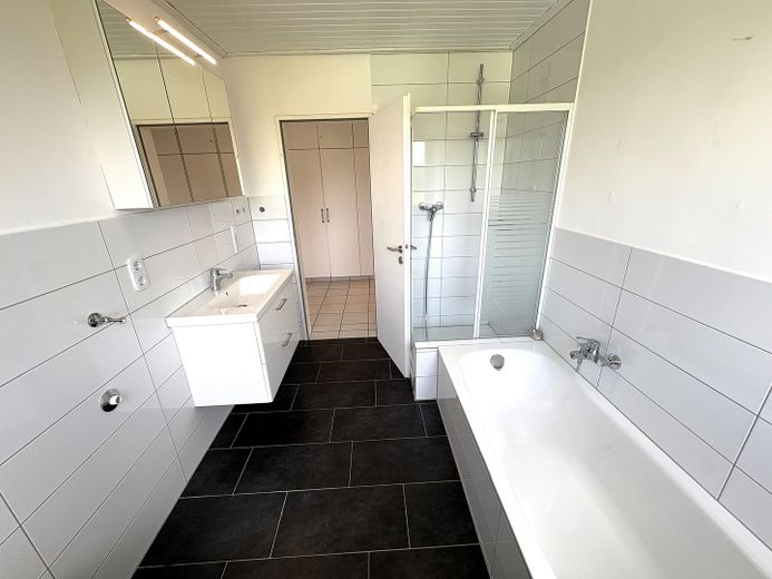 Exklusives Wohnen mit Garten, Neubezug n.Renovierung mit 2 großzügigen Balkonen – Blick in das neue Vollbad