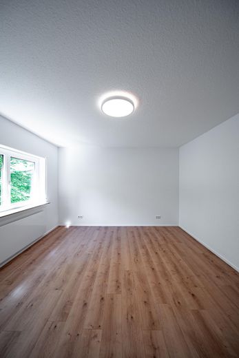 Erstbezug nach Sanierung: Helle 3-Zimmer-Wohnung mit Südbalkon nahe Rheinufer & Schlosspark – Großes Schlafzimmer
