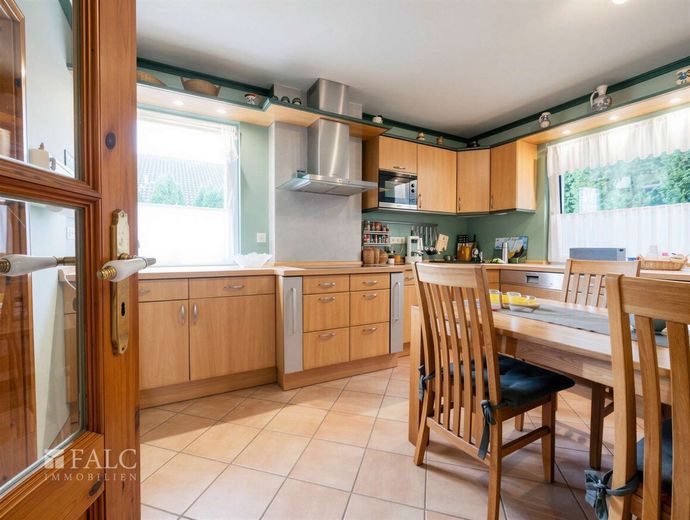 Gepflegtes, großes EFH mit schönem Garten + Zimmer mit wohnraumähnlichem Charakter im Keller – Küche