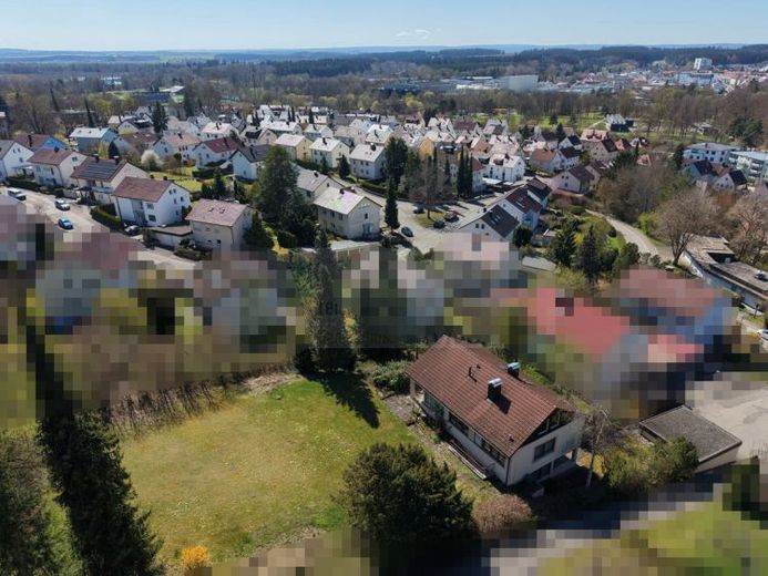 Charmantes Wohnhaus mit Perspektive: Großzügige Wohnflächen, separate Einliegerwohnung und zusätzliches Baugrundstück mit Entwicklungspotenzial – Foto 1