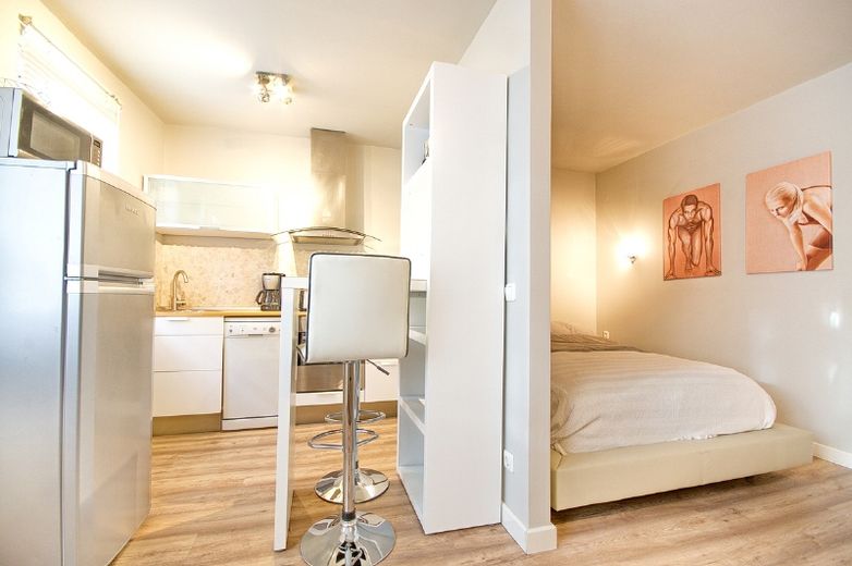 Modern, tastefully furnished apartment with VDSL internet connection located just to the south of Essen city centre. – 4219c560702cd27a34dffa85332da7f06799ba8e.jpg