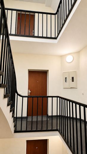Keyifli 42 m² – merkezi konumda 2 odalı çatı katı dairesi – Treppenhaus