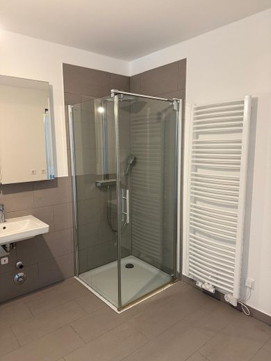 شقة 4 غرف خالية من العوائق في الطابق الأخير مع شرفة ومرآب تحت الأرض مع Wallbox – Duschbad mit Badewanne
