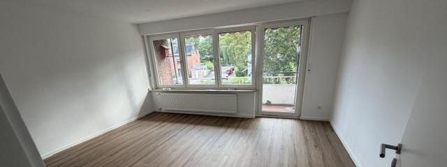 78 qm, herrliche und lichtdurchflutete 3 ZKB mit Balkon im 1.OG, Emsnähe – Wohnzimmer mit Balkonzugang