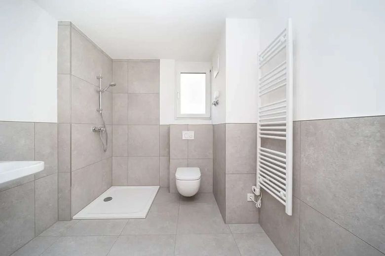Moderne Garten- Maisonette mit außergewöhnlichen Lichthöfen – Bad EG