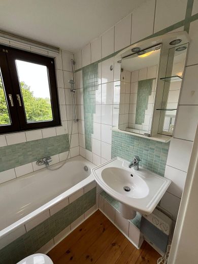 Charmante Dachgeschosswohnung mit neuer Einbauküche – ruhige Lage in Heiligenhaus – Badezimmer