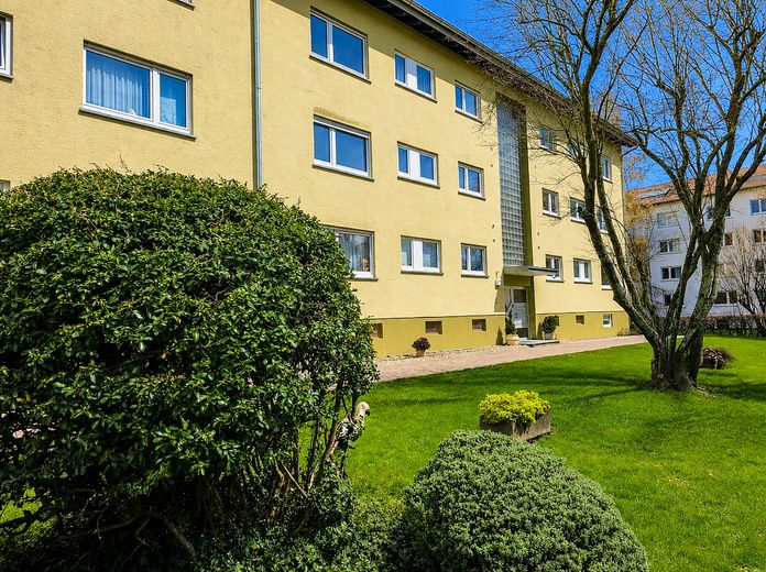Ein Traum: Helle 3-Zimmer-Wohnung mit großem Balkon, Einbauküche und Garage – Haus Front