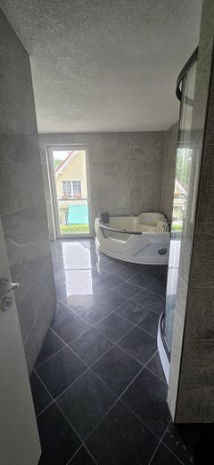 Casa residenziale e commerciale rappresentativa, non affittata, su terreno di 948 m² – Wohnung 1 OG Bad