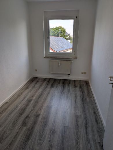 Frisch renoviert: 4 Zimmer, Balkon, EBK und Stellplatz – kleines Zimmer (original)