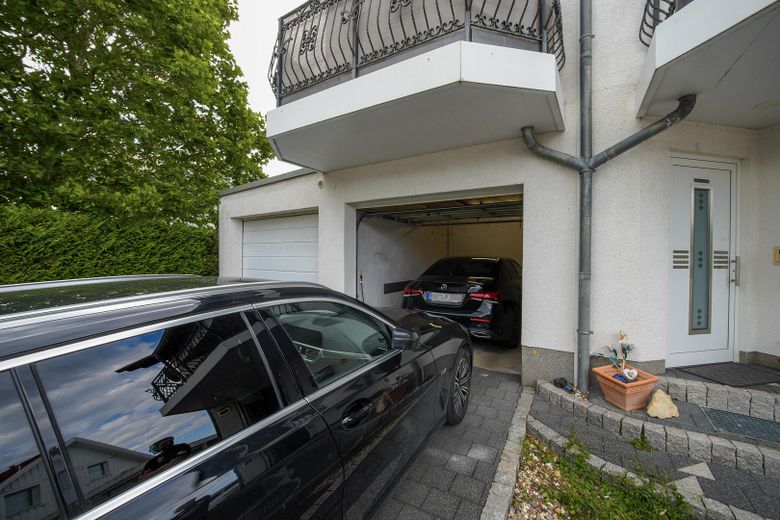 Außergewöhnliche 2-Zimmer-Dachgeschosswohnung mit Kamin, Vollbad, Balkon & ausgebautem Dachboden – Garage+Stellplatz_Bild2