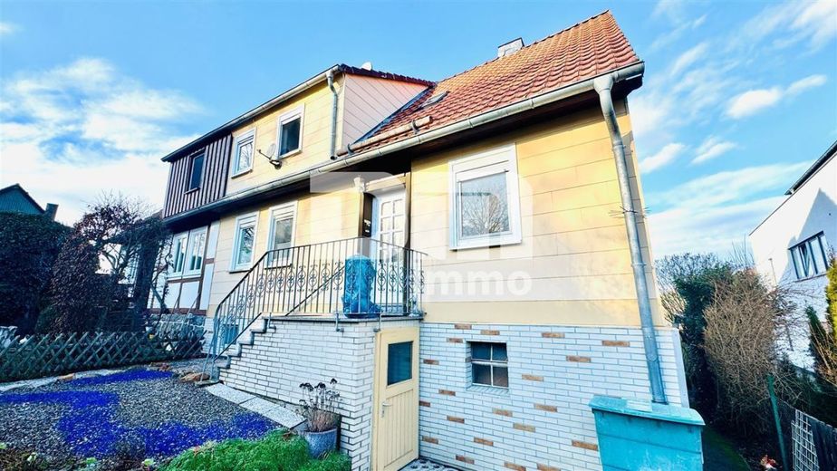 Schöne Doppelhaushälfte mit Nebengebäude, Garage und angelegtem Gartenbereich – Frontansicht Titel
