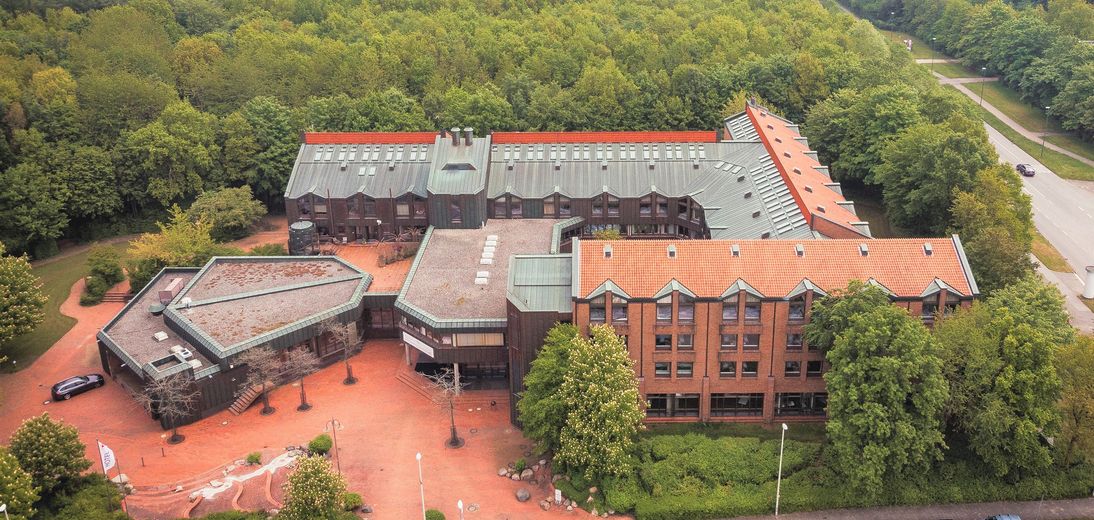 Neu möblierte Bürofläche im Veranstaltungszentrum Kiel zu vermieten – Aussenansicht Gebäudekomplex