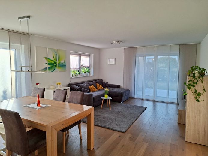 Esszimmer und Wohnzimmer
