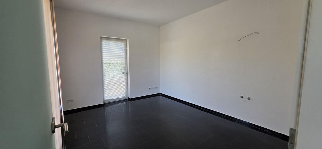 Casa residenziale e commerciale rappresentativa, non affittata, su terreno di 948 m² – Raum 3 EG