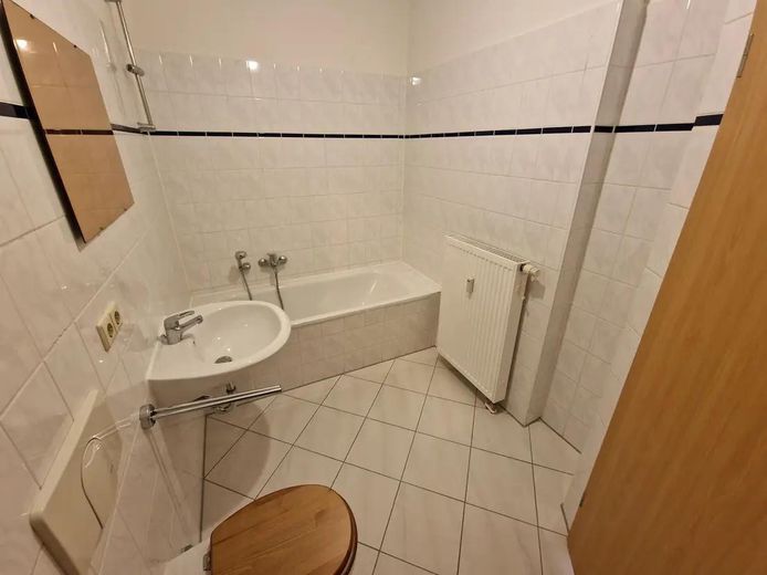 Helle 2-Zimmer Dachgeschosswohnung in Leipzig-Wiederitzsch – Badezimmer