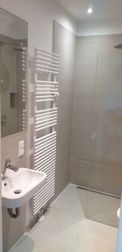 Waschtisch/Handtuchtrockner