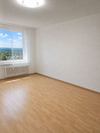 Attraktive Eigentumswohnung mit Balkon und solider Rücklage – Wohnzimmer