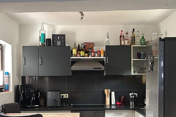 Appartement de plain-pied de 2,5 pièces avec cuisine, salle de bains, terrasse et buanderie