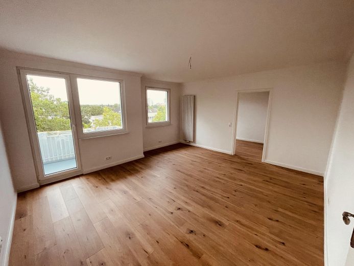 3-Zimmer-Wohntraum am Mittellandkanal – saniert, bezugsbereit & mit Weitblick – Wohnzimmer mit Balkon