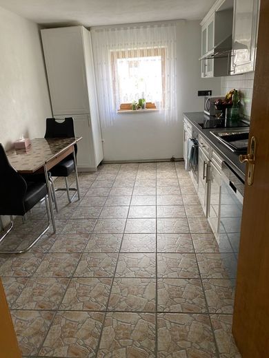 Viel Platz auch für 2 Familien in freistehenden Haus in guter Lage – Küche EG