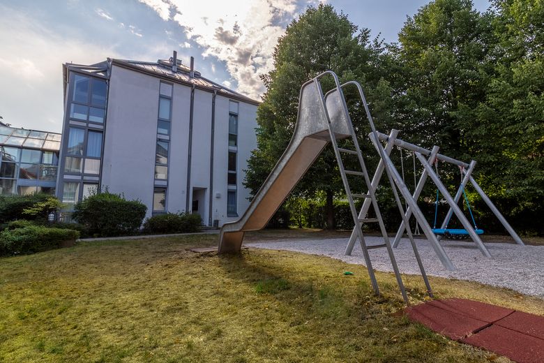 Provisievrij: 4-kam.-galerij-maisonnette, bovenste verdieping, balkon & ondergrondse garage-Geretsried-Stein – Umzäunter Spielpkatz 