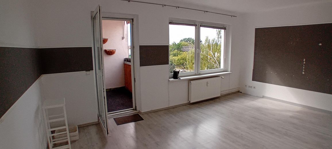 Leegstaande 2-kamerwoning, balkon, nabij Britzer Garten – Wohnzimmer