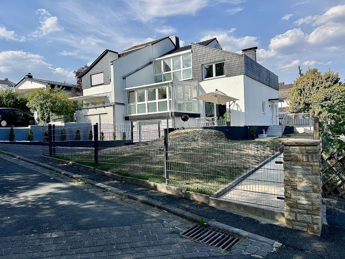Architekten-Unikat in Neu-Anspach: Moderner Luxus & Erstbezug nach Sanierung – Straßenansicht