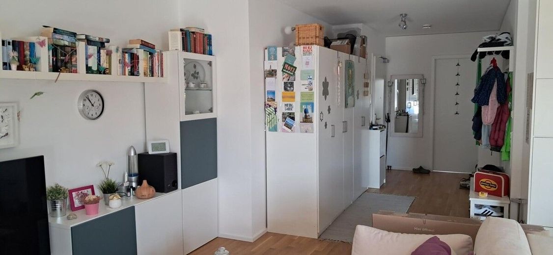 Sonnige, neuwertige 2- Zimmer Wohnung – 16 Wohn- u. Eingangsbereich möbliert