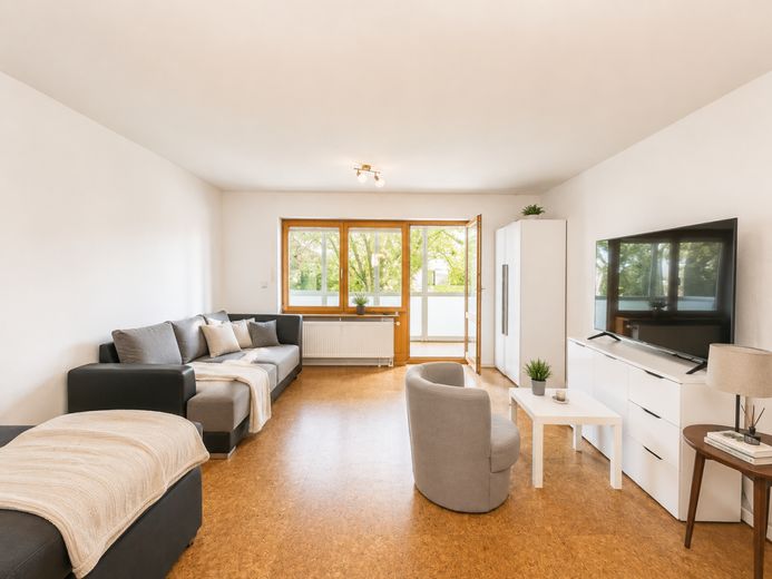 Helle 1-Zimmerwohnung mit verglastem Balkon &amp; Tiefgaragenstellplatz in Germering – Wohnzimmer