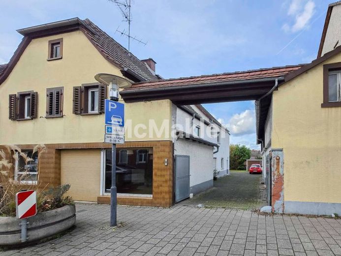 Großzügiger Bauplatz und Bestand auf 936 m²: 3-Familienhaus (+Laden) mit Entwicklungsspielraum – Foto 1